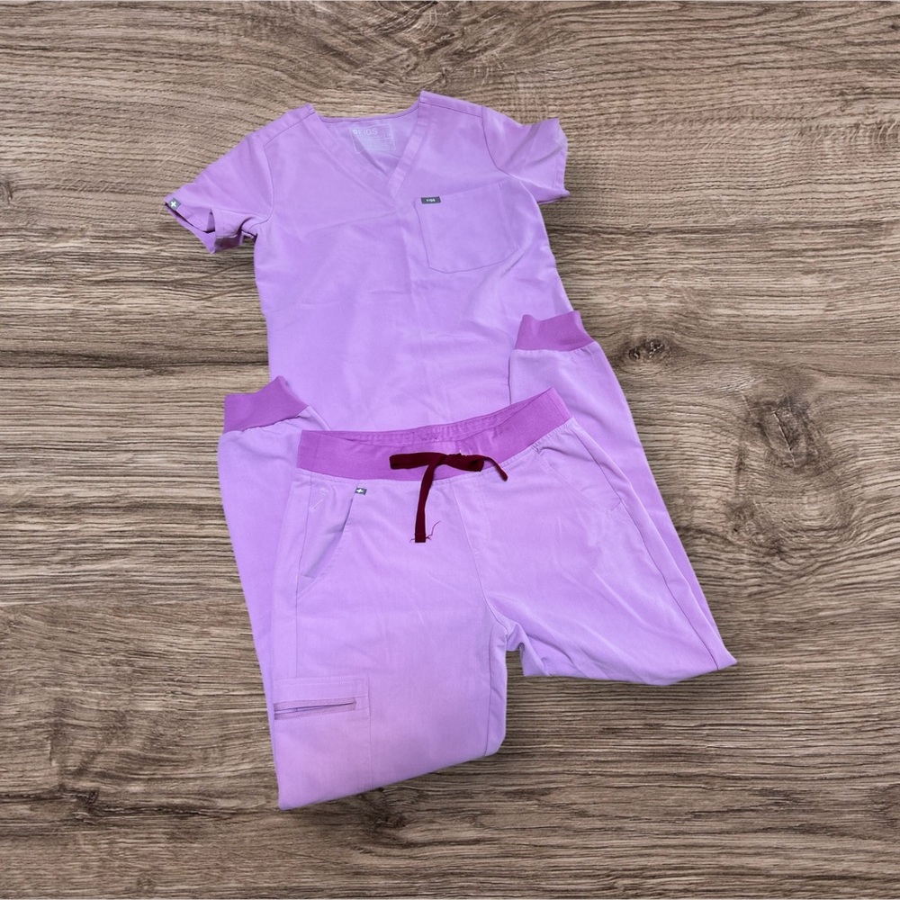 Figs Women's Lavender Scrub Set